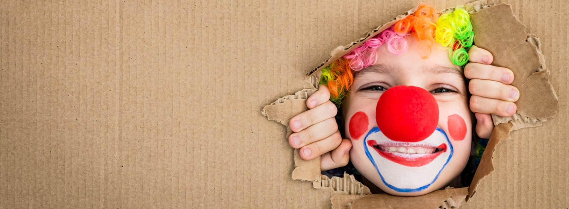 Kind verkleed als clown in gezinshuis